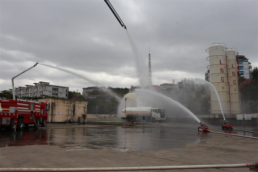 7、消防車和消防機(jī)器人在滅火.JPG